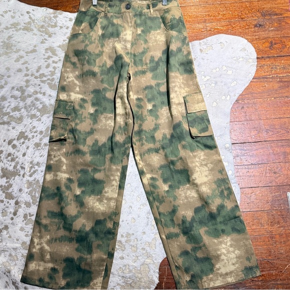 NWT PRETTY LITTLE THING SHAPE CAMO WIDE LEG PANT, SIZE 4 - Picture 7 of 11